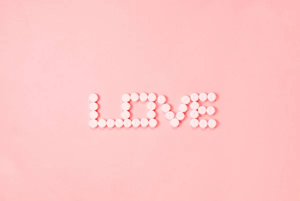 Word Love Białymi Tabletkami — Zdjęcie stockowe