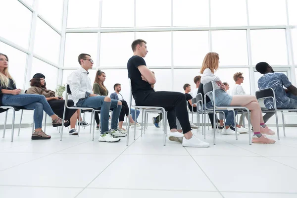Gruppe Junger Leute Sitzt Einem Hellen Konferenzraum — Stockfoto