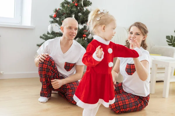 Peuterkind Met Cochleaire Implantaten Speelt Met Ouders Onder Kerstboom Doofheid — Stockfoto