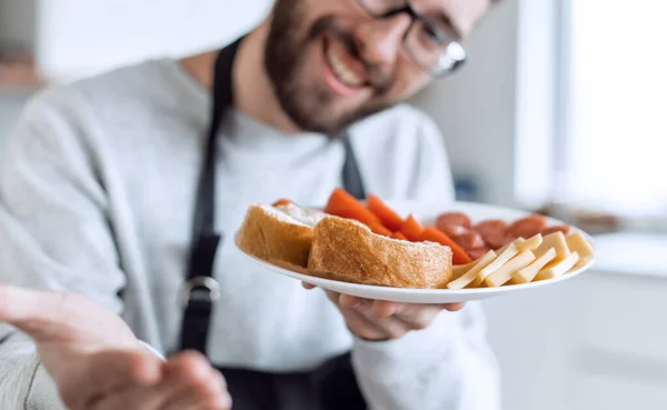 Assiette Sandwichs Dans Les Mains Homme Attrayant — Photo