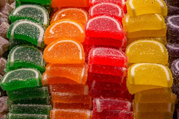 砂糖と風味の果物と多くのカラフルなお菓子 水平方向 — ストック写真