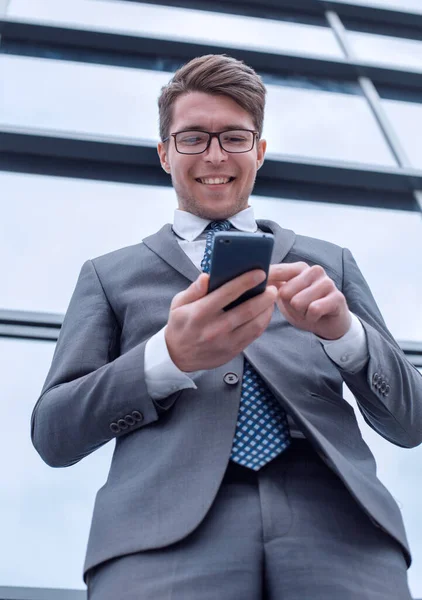 Sorridente Homem Negócios Lendo Sms Seu Smartphone — Fotografia de Stock