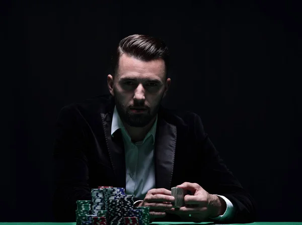 Bohatý Muž Hrát Poker Vzrušení Kasinu — Stock fotografie