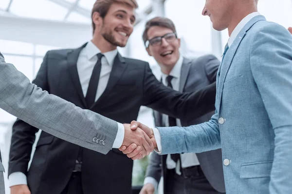 Vítejte Handshake Podnikatelů Kanceláři — Stock fotografie