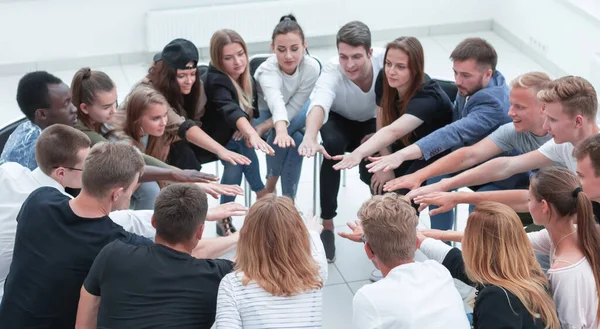 Grupp Olika Ungdomar Som Förenar Sina Handflator — Stockfoto