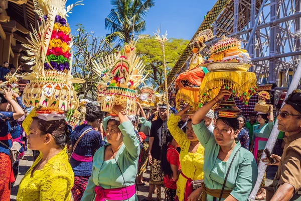 巴厘岛 印度尼西亚 2019年4月22日 皇家火葬仪式 巴厘岛印度教徒宗教游行 巴德和伦布黑牛的象征运输的精神到天堂 — 图库照片
