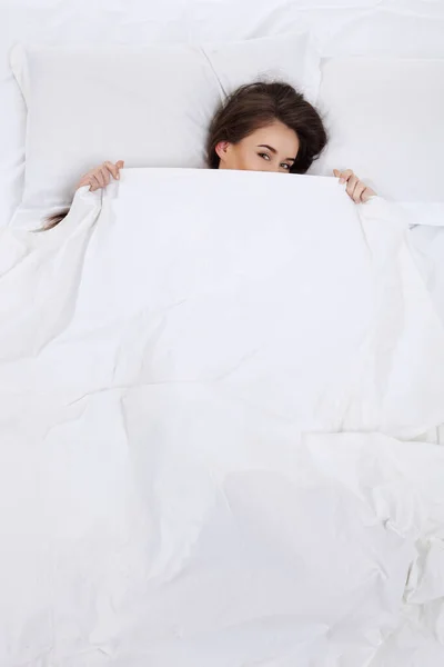 Genç Güzel Bir Kadın Yatağında Tamamen Dinlenmiş Olarak Uyanıyor Sağlıklı — Stok fotoğraf