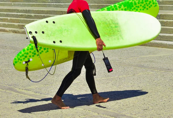 Surfeur Combinaison Humide Après Entraînement Dans Les Mains Tient Planches — Photo