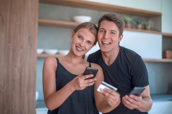 Young Family Making Online Payment Smartphone — Stock Photo, Image