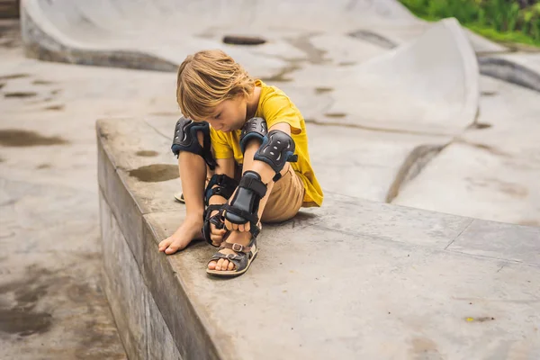 Junge Zieht Vor Dem Skateboardtraining Knieschoner Und Armbinden — Stockfoto