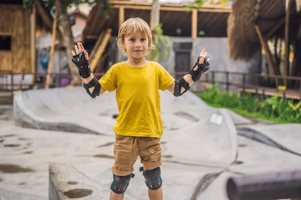Boy Indossa Ginocchiere Bracciali Prima Allenarsi Skate Board — Foto Stock