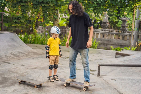 Athletic Boy Aprende Patinar Con Entrenador Parque Skate Educación Infantil —  Fotos de Stock