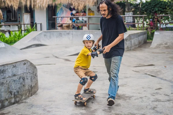 Der Sportliche Junge Lernt Einem Skatepark Mit Einem Trainer Das — Stockfoto