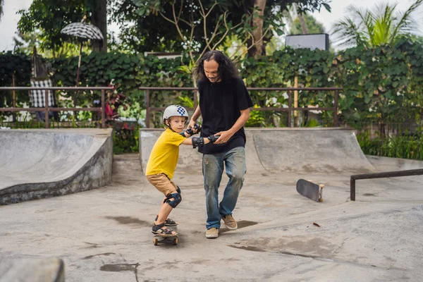 Rapaz Atlético Aprende Andar Skate Com Treinador Num Parque Skate — Fotografia de Stock