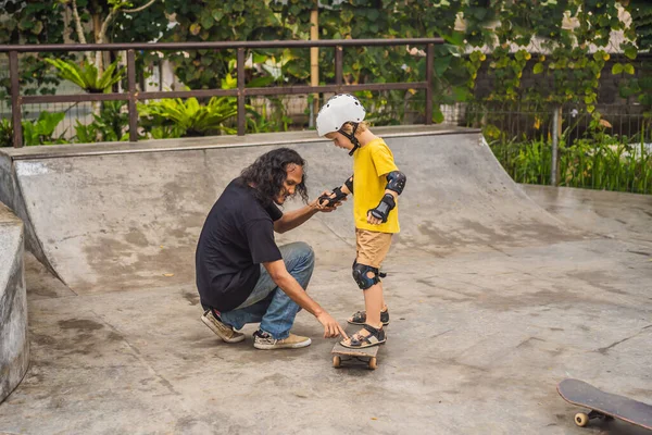 Ragazzo Atletico Impara Fare Skateboard Con Allenatore Uno Skate Park — Foto Stock