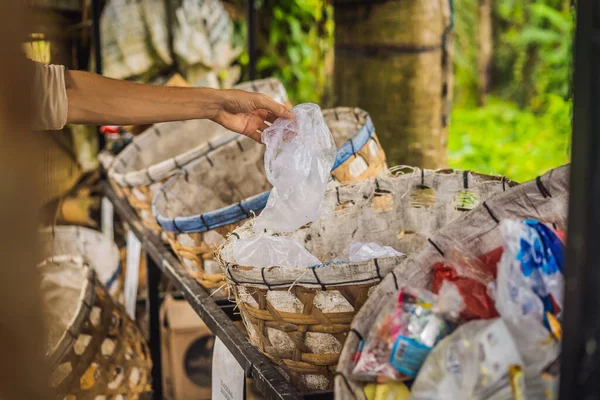 Mann Sammelt Müll Auf Konzept Der Getrennten Müllabfuhr — Stockfoto
