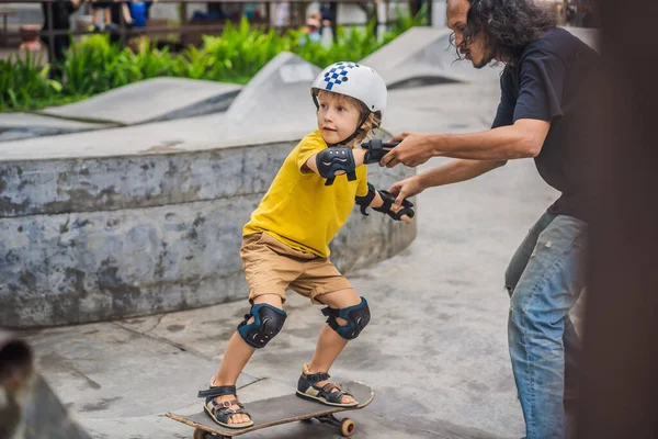 Athletic Boy Lär Sig Att Skateboard Med Tränare Skate Park — Stockfoto