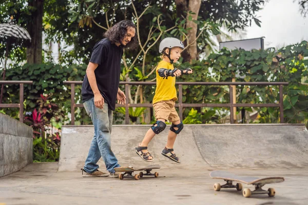 Ragazzo Atletico Impara Fare Skateboard Con Allenatore Uno Skate Park — Foto Stock