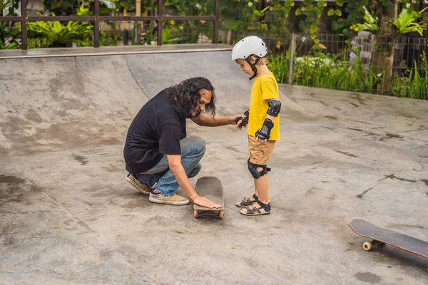 Athletic Boy Aprende Patinar Con Entrenador Parque Skate Educación Infantil —  Fotos de Stock