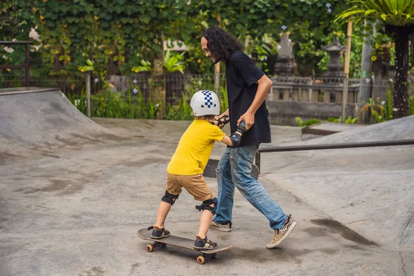 Αθλητικό Αγόρι Μαθαίνει Σκέιτμπορντ Έναν Εκπαιδευτή Ένα Πάρκο Πατινάζ Παιδική — Φωτογραφία Αρχείου