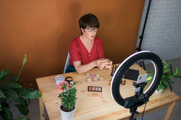 Middle Aged Woman Talking Cosmetics Makeup Eye Shadows Blush Palette — Foto Stock