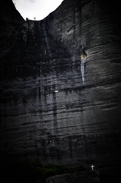 Черная Скала Крестами Рядом Монастырями Метеора Калабака Греция — стоковое фото
