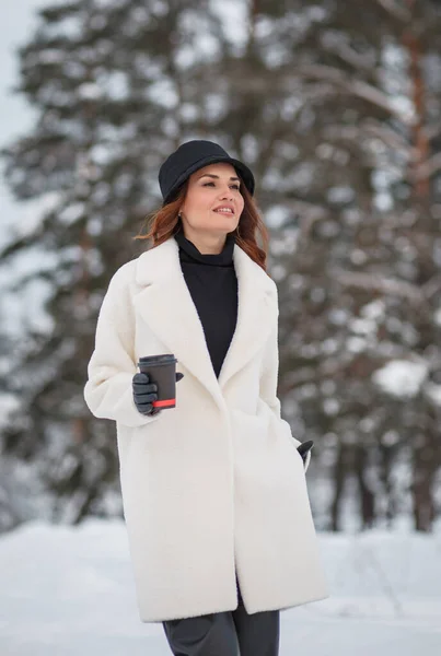 Model Girl Walking Snow Covered Forest Demonstration Clothes — Φωτογραφία Αρχείου
