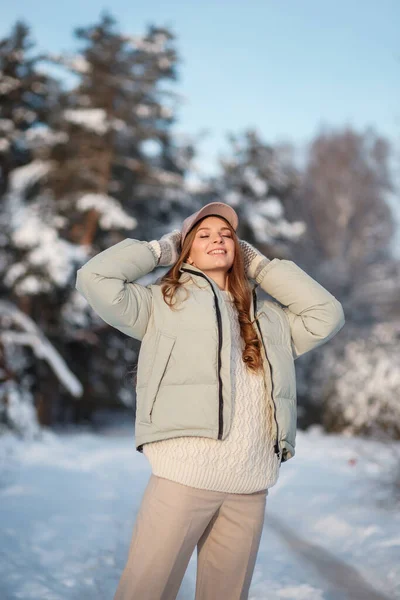 Model Girl Walking Snow Covered Forest Demonstration Clothes — Φωτογραφία Αρχείου
