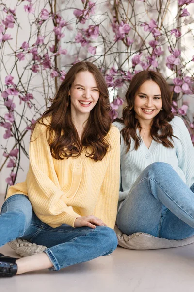 Two Girls Models Have Fun Smile Photo Studio Expression Emotions — Zdjęcie stockowe