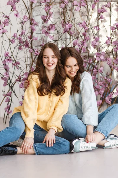 Two Girls Models Have Fun Smile Photo Studio Expression Emotions — Stockfoto