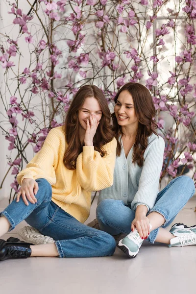 Two Girls Models Have Fun Smile Photo Studio Expression Emotions — Zdjęcie stockowe