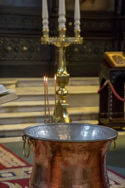 Doop Kerk Kerkelijke Gebruiksvoorwerpen Orthodoxe Kerk Een Grote Kom Water — Stockfoto