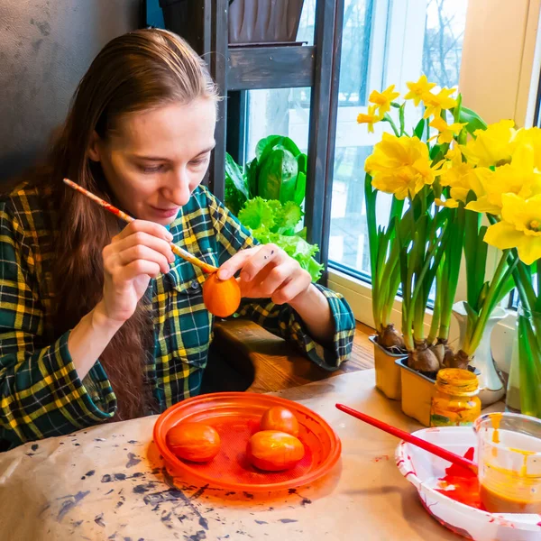 Wanita Menggambar Telur Persiapan Untuk Perayaan Liburan Paskah — Stok Foto