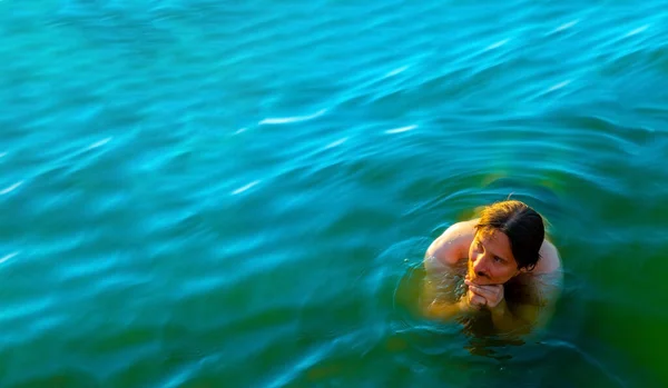 青い水の湖に浮かぶ白人男性は — ストック写真