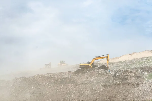 Çöp Sahasında Kazıcılar Diğer Ekipmanlar Çalışıyor — Stok fotoğraf