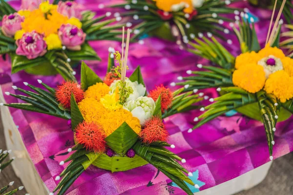 在泰国 人们买鲜花和蜡烛点灯 然后在水面上飘浮 庆祝洛城节 — 图库照片