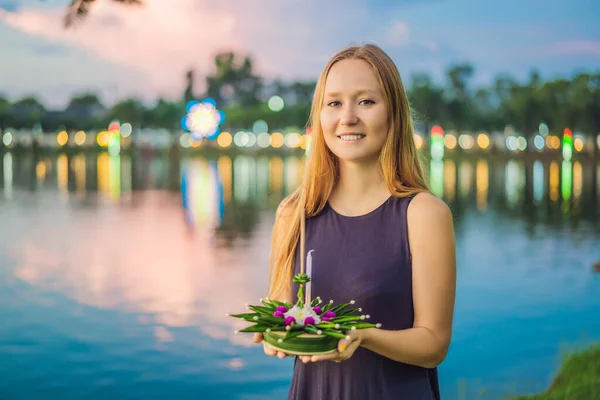 Female Tourist Holds Loy Krathong Her Hands Launch Water Loy — Stock Photo, Image