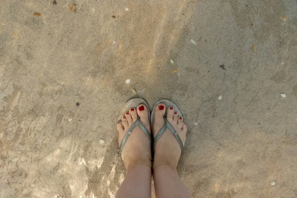 Draufsicht Auf Wunderschöne Weibliche Füße Mit Roter Pediküre Schiefer Wasser — Stockfoto