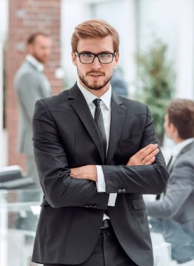Ofiste duran kendine güvenen bir iş adamı. .