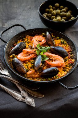Paella masa arkasında, kapat.