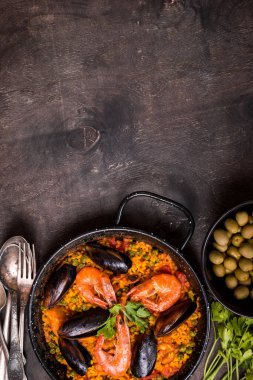 Paella masa arkasında, kapat.