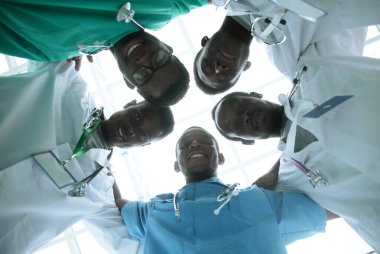 Alt manzara. Bir grup genç doktor bir çemberin içinde duruyorlar.