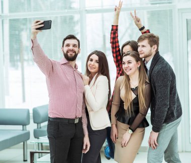 office penceresinde yakın duran bir selfie alarak dostu iş takım