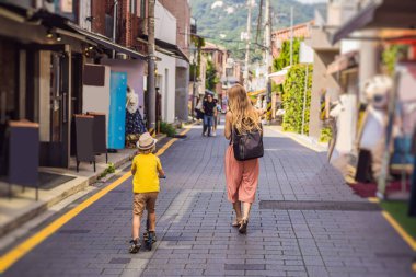 Bukchon Hanok Köyü 'ndeki anne ve oğul turistler Kore' deki geleneksel evlerin korunduğu en ünlü yerlerden biridir. Kore Konseptine Seyahat. Çocuk konseptiyle seyahat etmek