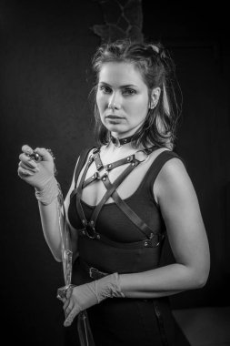 Atölyede dövmeli bir usta.