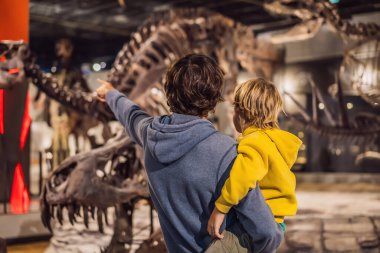 08.29.2019 Seul, Kore: Baba ve çocuk müzede dinozor iskeletini izliyorlar