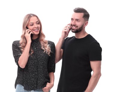 Tam gelişim. Genç çift akıllı telefonlarıyla konuşuyor.