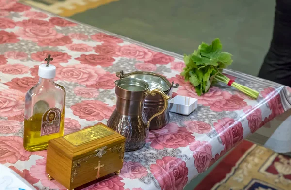 Bir Kutu Kilisedeki Masada Bir Hıristiyan Rahibin Gerekli Aksesuarları Yeşil — Stok fotoğraf