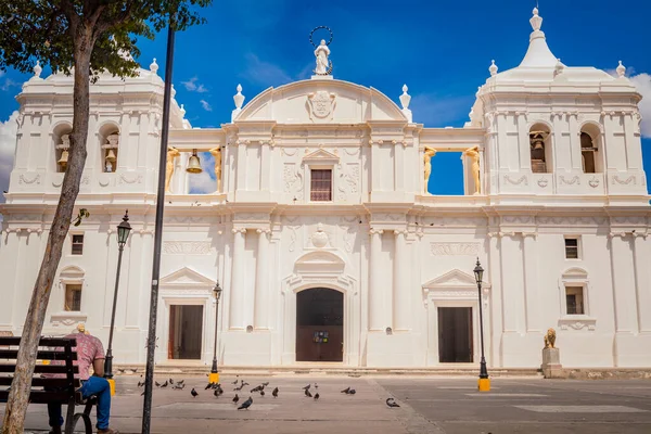 Bir Koloni Katedralinin Resmi Len Nikaragua Katedrali Mavi Gökyüzü Manzaralı — Stok fotoğraf
