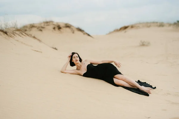 Dziewczyna Czarny Długi Sukienka Piaszczysty Pustynia — Zdjęcie stockowe